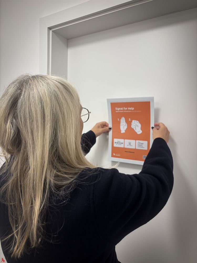 2025 12 11 Signal for Help Affichen (1 sur 4)