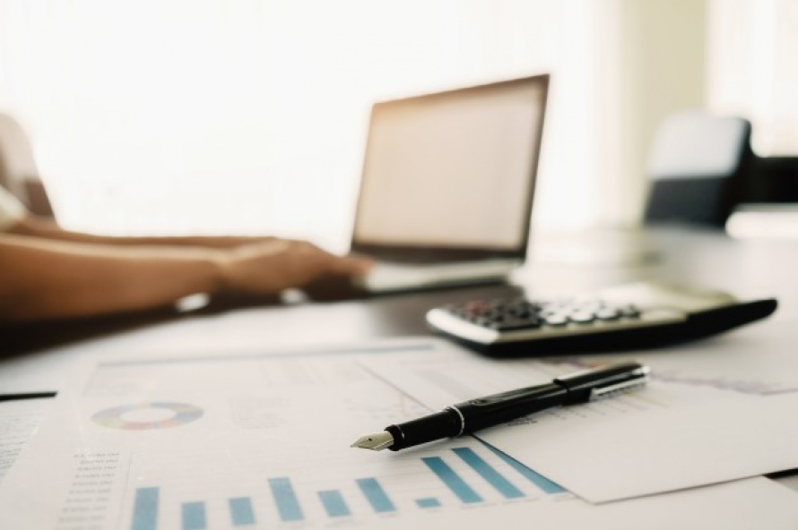 business-concept-with-copy-space-office-desk-table-with-pen-focus-analysis-chart-computer-notebook-cup-coffee-desk-vintage-tone-retro-filter-selective-focus 1418-542 business-concept-with-copy-space-office-desk-table-with-pen-focus-analysis-chart-computer-notebook-cup-coffee-desk-vintage-tone-retro-filter-selective-focus 1418-542