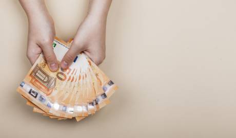showing-bank-notes-concept 23-2148546923