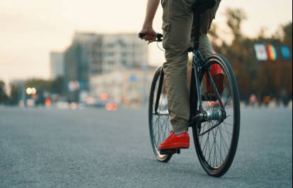 closeup-casual-man-legs-riding-classic-bike-city-road 158595-4575