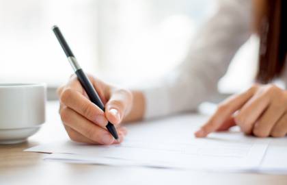 hand-businesswoman-writing-paper-office