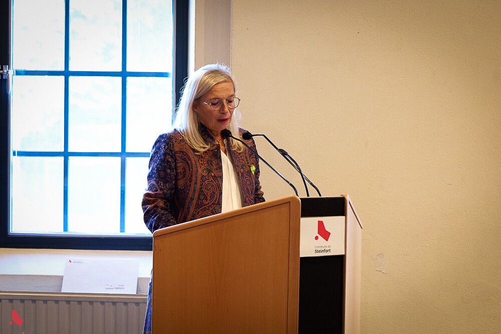 Discours au pupitre lors de la cérémonie en l’honneur des participant·e·s aux formations BLS-AED et Premiers secours en santé mentale