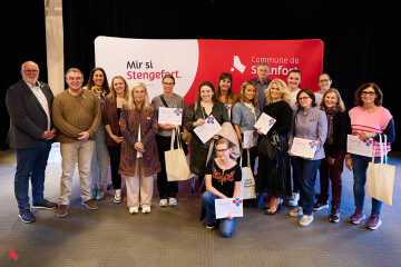 Photo de groupe des participant·e·s à la formation Premiers secours en santé mentale, certificat en main