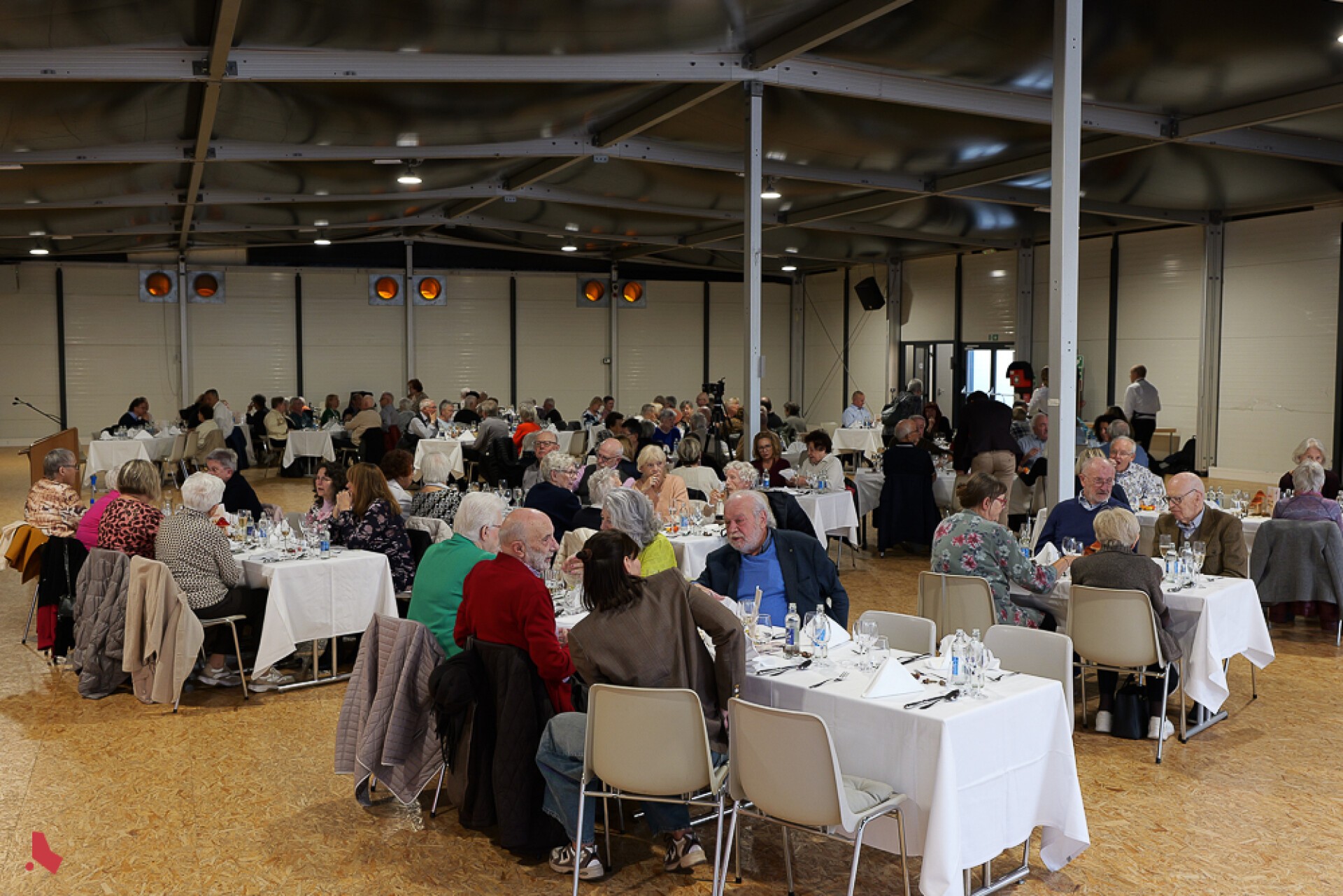 Vue d’ensemble de la salle du centre culturel Keeseminnen, où de nombreux seniors sont attablé·e·s