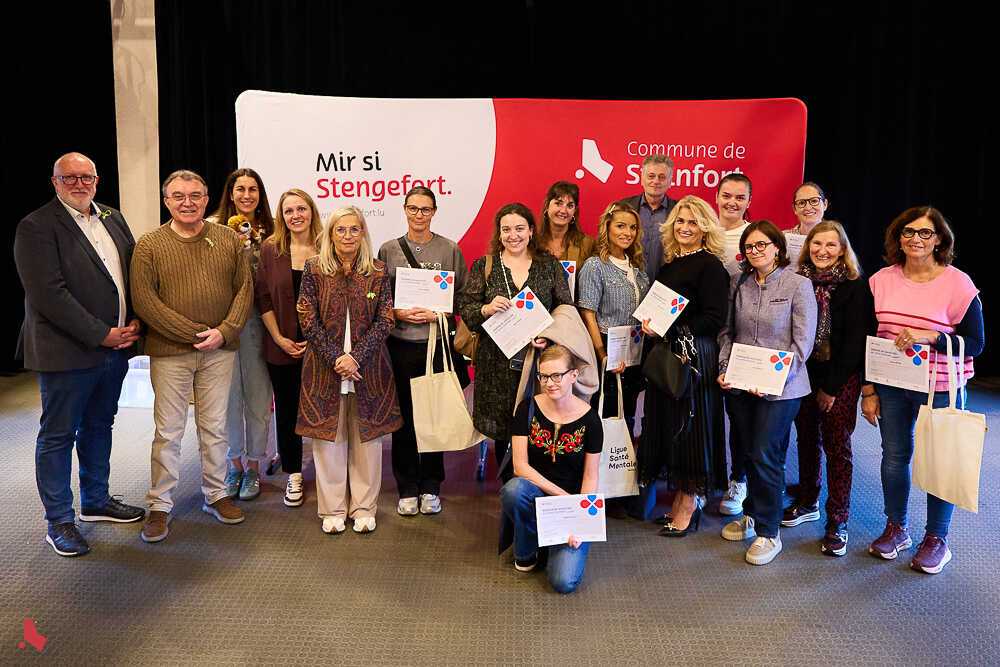 Photo de groupe des participant·e·s à la formation Premiers secours en santé mentale, certificat en main