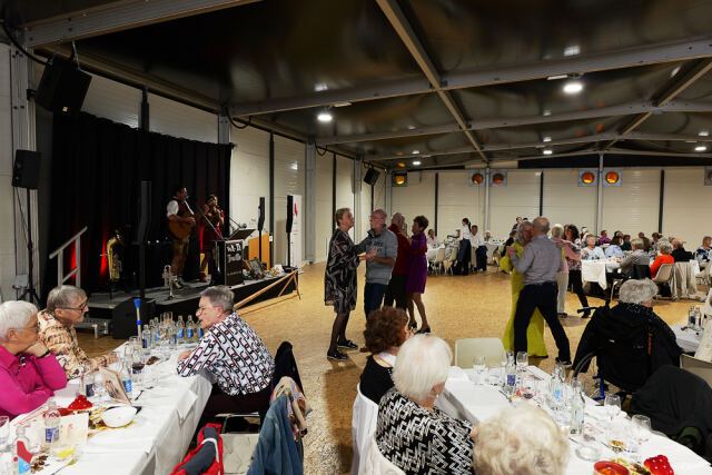 Des couples dansent au son d’un duo de musicien·ne·s lors de la Hierschtmatinée