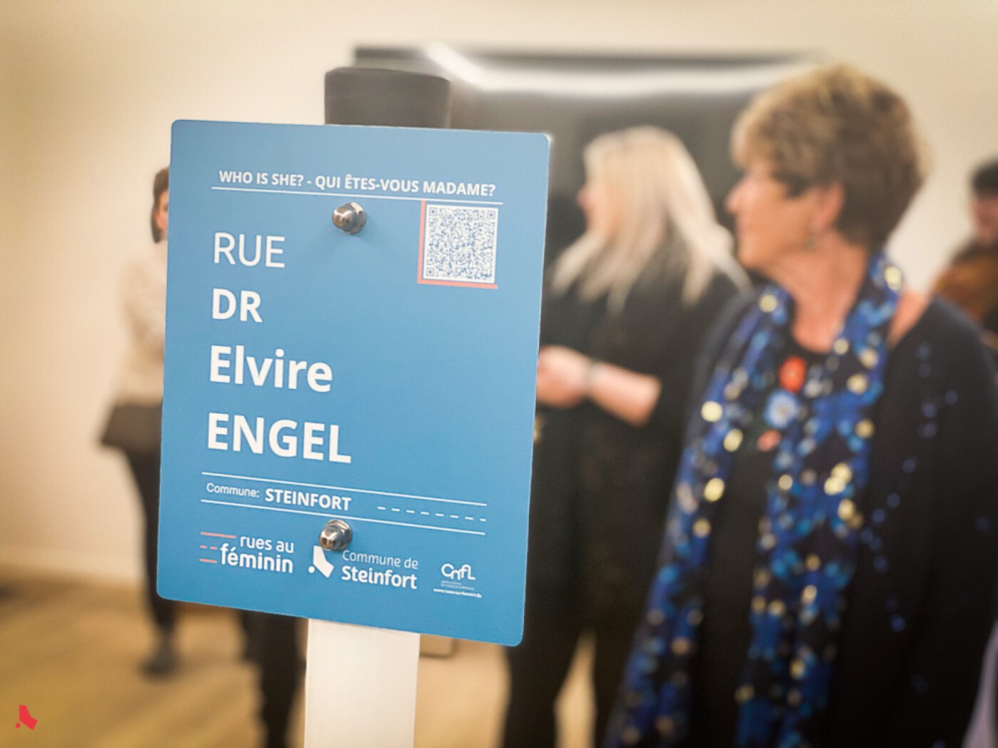 Panneau bleu « Rue Dr Elvire Engel » du projet « Rues au féminin », avec un code QR