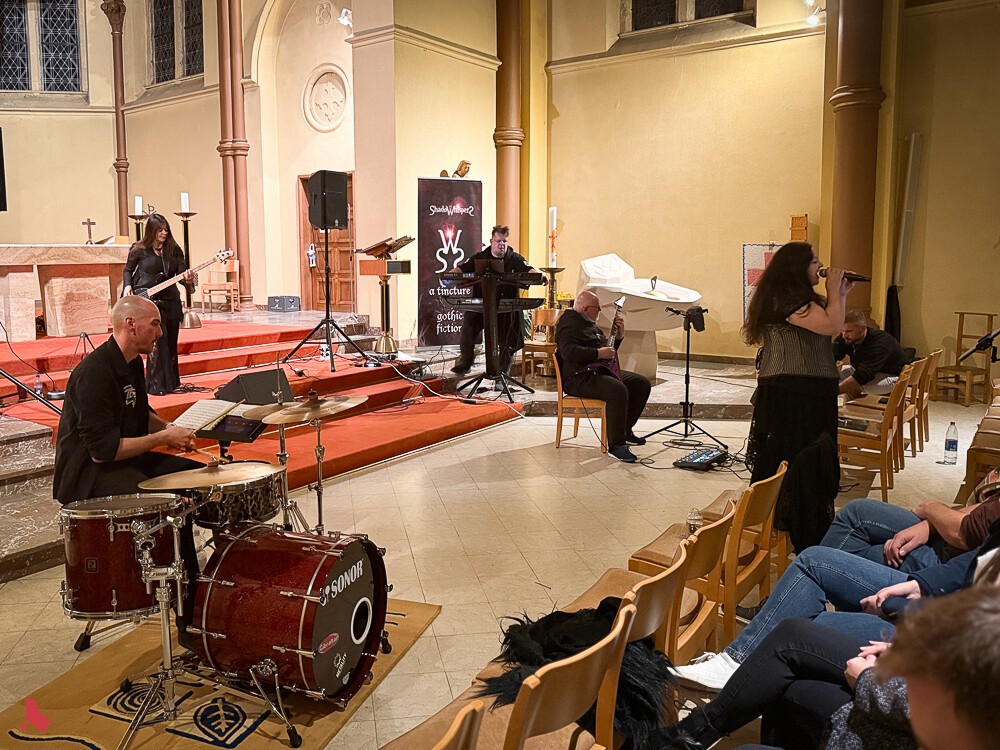 Le batteur, la chanteuse et les musicien·ne·s du groupe en pleine prestation lors du concert « Metal & Pipes »