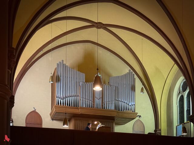 L’organiste joue au grand orgue de l’église de Steinfort lors du concert « Metal & Pipes »