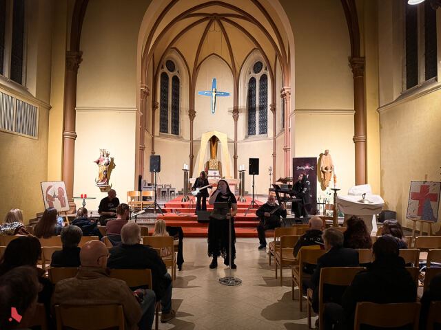 Vue d’ensemble de l’église de Steinfort pendant le concert « Metal & Pipes », avec le groupe et le public