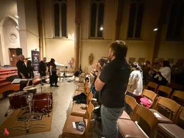 Le public applaudit debout les musicien·ne·s à la fin du concert « Metal & Pipes »