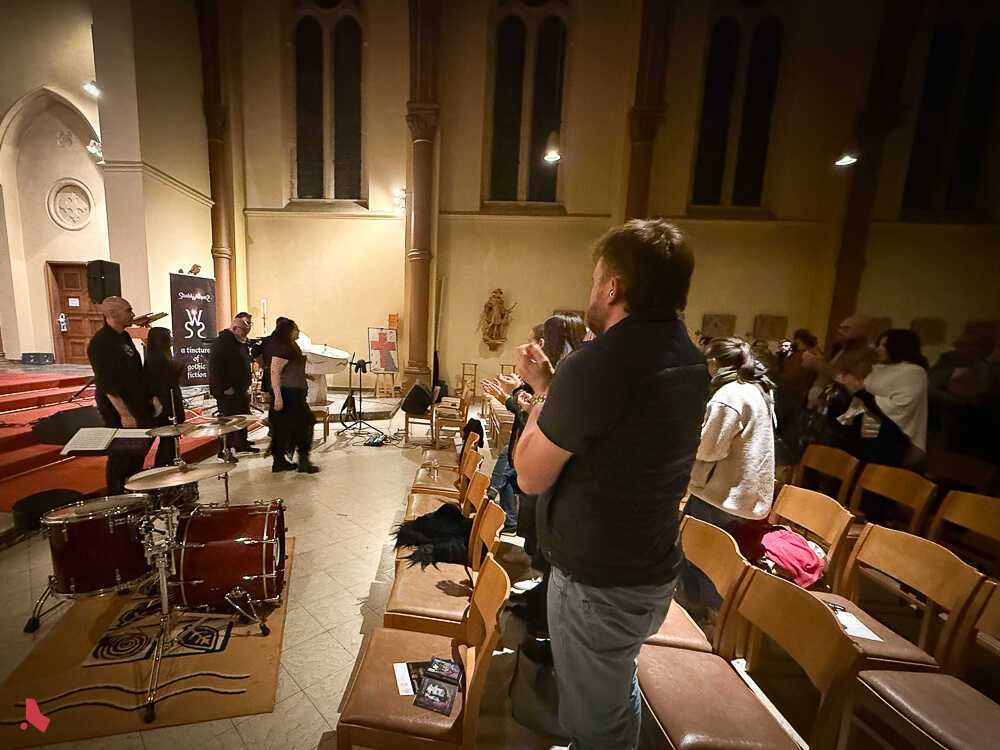 Le public applaudit debout les musicien·ne·s à la fin du concert « Metal & Pipes »