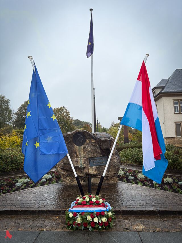 Gerbe de l’Administration communale déposée au pied du monument Patton, entre les drapeaux européen et luxembourgeois