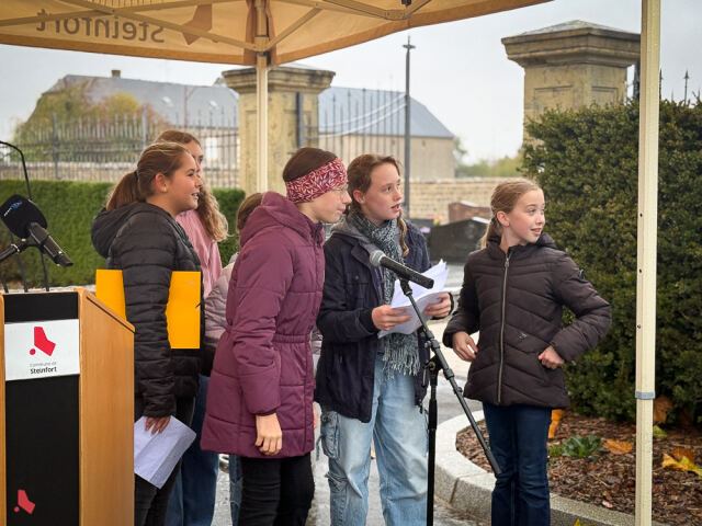 Des élèves de l’école fondamentale prennent la parole au micro lors de la Journée de commémoration nationale