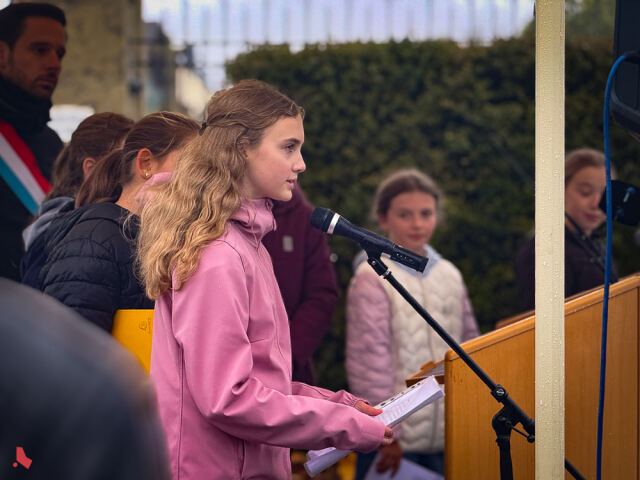 Une élève lit son texte au micro lors de la Journée de commémoration nationale