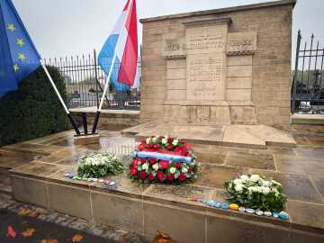 Gerbes et pierres du souvenir déposées au pied du monument aux morts du cimetière Hagen-Kleinbettingen