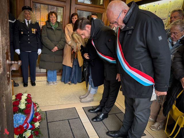 Des élu·e·s s’inclinent devant la gerbe déposée à l’entrée de l’église