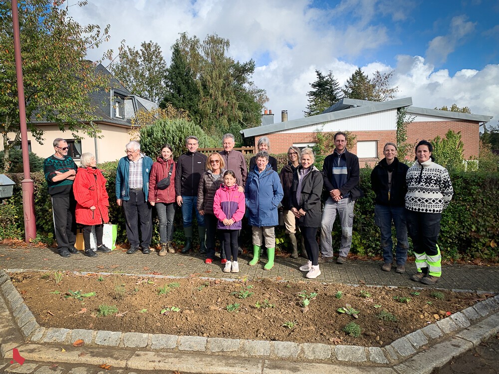 Photo de groupe des bénévoles devant le parterre fraîchement planté