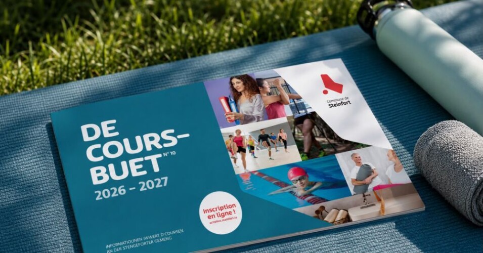 Couverture du catalogue de cours communal De Coursbuet n°10 (2026-2027) de la Commune de Steinfort, posée sur un tapis de sport avec gourde et serviettes. La couverture montre une mosaïque de photos d'activités sportives : fitness, course, natation, étirements.
