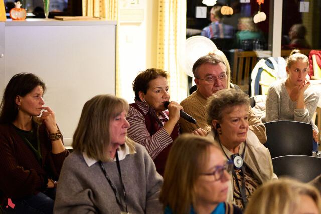 Une participante pose une question au micro lors de la soirée d’information sur la démence