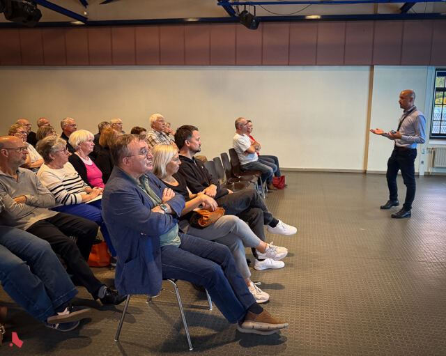 Un intervenant de la Police s'adresse au public lors de la conférence sur le phishing