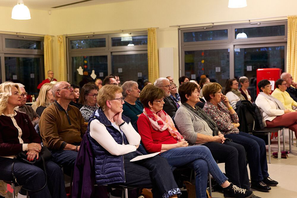 Le public écoute attentivement lors de la soirée d’information sur la démence au HIS
