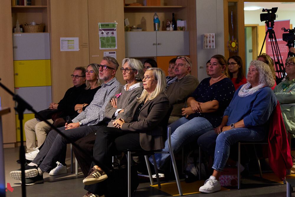 Des participant·e·s écoutent la présentation au premier rang