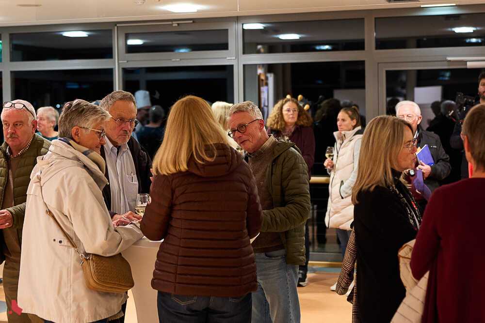 Les participant·e·s échangent autour d’un verre à la fin de la soirée d’information sur la démence